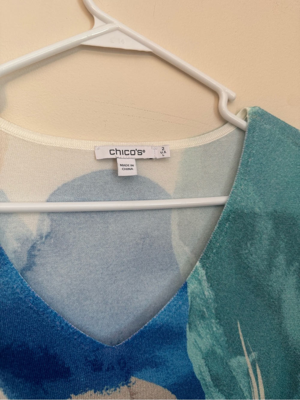 Chico’s V Neck Pullover Sweater Size 2 Large Blue Aqua Abstract Watercolor Knit - Picture 4 of 6